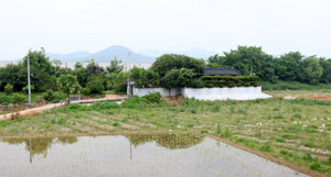 낙동강변 옛 가실나루터가 있었던 자리에 집 한채가 들어서 있다.