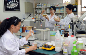 신풍섬유(주)연구소 직원들이 신소재 개발을 위해 연구에 전념하고 있다.
