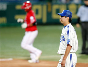 15일 대구시민야구장에서 열린 삼성-KIA전에서 삼성 선발투수 차우찬이 5회초 1사 1루에서 KIA 이범호에게 투런포를 맞고 아쉬워하고 있다. 삼성 라이온즈 제공