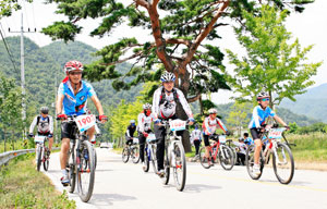 지난해 울진의 아름다운 해변을 병풍 삼아 열린 MTB프리라이딩 대회에 참가한 MTB동호인들이 기량을 뽐내고 있다. 울진군 제공
