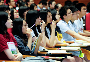 8월부터 원서접수를 시작하는 2012학년도 대입수시 모집은 총 정원의 62.1%를 선발하는 데다 미충원 인원에 대한 추가모집이 가능해지면서 사상 최고의 인원을 선발할 것으로 전망된다. 사진은 지난해 대입 수시 설명회장의 모습.