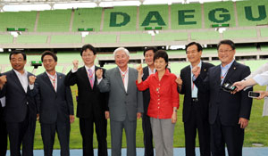 박근혜 전 한나라당 대표를 비롯한 한나라당 의원들이 19일 오후 대구세계육상선수권대회 주경기장인 대구스타디움을 방문해 조해녕 대구세계육상선수권대회 조직위원장과 함께 성공적인 개최를 바라며 파이팅을 외치고 있다. 이채근기자 mincho@msnet.co.kr