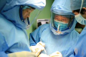인공관절 및 척추디스크 수술 전문병원으로 알려진 수성메트로병원 의사들이 무균 수술실에서 무릎 수술을 하고 있다.