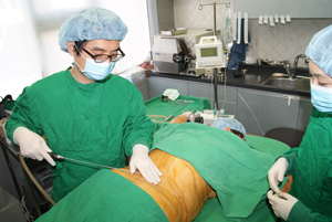 탑여성의원 홍원표 원장은 최근 트렌드에 맞춰 미세자가지방이식, PRP지방이식, 줄기세포 지방이식 등과 함께 최신 지방흡입술, 비수술적 종아리근육축소술 등 전문화되고 체계적인 수술을 하고 있다.