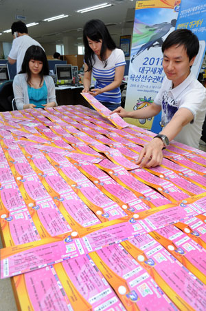 2011 대구대회 입장권 판매율이 역대 대회 최고를 기록하는 등 입장권 구매가 꾸준히 이어지고 있다. 조직위 직원들이 분주하게 입장권을 발권하고 있다. 정운철 기자