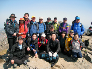 대구고 OB산악회가 고흥 팔영산에서 월례등반 행사를 갖고 촬영한 기념사진.