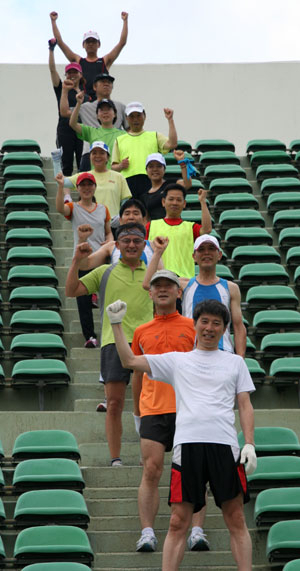 19일 오전 대구시민운동장에서 열린 무료마라톤교실에 참가한 회원들이 계단 달리기 훈련 중 파이팅을 외치고 있다. 대구시육상연합회 제공
