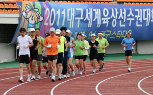 무료마라톤교실 참가자들이 마무리 운동으로 스트레칭을 하고 있다.