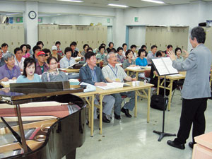 대구 서구문화회관 문화강좌인 열린가곡연구회 가곡교실에서 회원들이 지휘자와 피아노 연주에 맞춰 가곡을 열심히 배우고 있다.