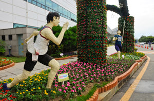 2011대구세계육상선수권대회를 맞아 대구공항과 동대구역 등 도심 곳곳에 화려한 꽃 장식물이 설치돼 대구를 찾는 내외국인에게 볼거리를 제공하고 있다. 우태욱기자 woo@msnet.co.kr