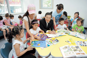 구미시는 상모동에 상모정수 도서관 개관으로 시 단위 지자체 중 가장 많은 도서관과 장서, 열람석을 보유하게 됐다. 상모정수 도서관 개관식 장면. 구미시 제공