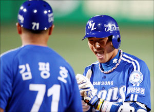 28일 광주 무등야구장에서 열린 삼성-KIA전에서 유격수 겸 1번타자로 출전한 삼성 김상수가 5회 초 1사 2루에서 1타점 역전 적시타를 친 뒤 기뻐하고 있다. 삼성 라이온즈 제공