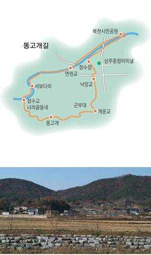 멀리 보이는 산의 오목 들어간 부분이 똥고개이다. 흥미로운 이야기를 담고 있다.