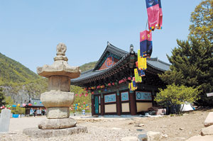 7일 군위 고로면 인각사에서 삼국유사를 집필한 일연 스님의 열반 722주기를 맞아 인각사 경내와 인근 학소대에서 