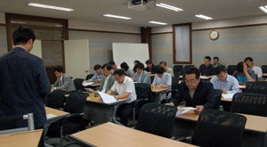 금오공대 창업진흥센터 입주기업 대표들이 성공 창업을 위한 교육을 받고 있다. 금오공대 제공