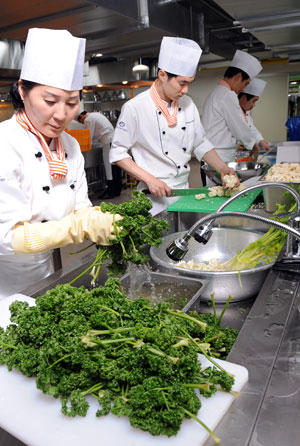 2011 대구세계육상선수권 대회를 앞두고 4일 선수촌 선수임원식당에서 조리사들이 막바지 조리 준비를 점검하고 있다. 정운철기자 woon@msnet.co.kr