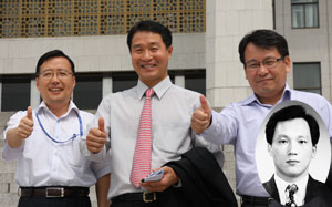 김외철 원내행정국장과 이원기 행정실장,권순일 정책국장(왼쪽부터)이 국회의사당 본관앞에서 손가락으로 승리의 구호를 내보이고 있다. 원내는 이동주 기획조정국장.