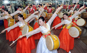 세계육상 마라톤 거리응원을 위해 (사)대구경북 늘푸름 봉사단 천무예술단원들이 6일 오후 대구시내 한 헬스클럽에서 북춤을 연습하고 있다. 김태형기자 thkim21@msnet.co.kr