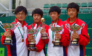 7일 체코 프로스테요프에서 벌어진 2011 세계주니어테니스선수권대회에서 우승한 한국 주니어 테니스 대표선수들이 우승 트로피를 들고 포즈를 취했다. 왼쪽부터 백인준 감독, 이덕희(제천동중), 홍성찬(우천중), 강구건(안동중) 선수. 대한테니스협회 제공