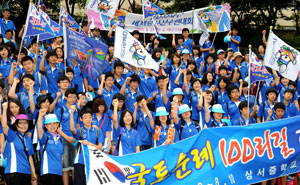 2011 대구세계육상선수권대회 성공을 위해 대구 상서중 학생, 학부모, 교직원 등 160여 명이 8일 오전 국토순례 1백리 길 걷기에 앞서 운동장에서 출정식을 가졌다. 2박3일간의 국토순례에서 참가자들은 육상대회 홍보와 조국사랑을 체험하게 된다. 이채근기자 mincho@msnet.co.kr