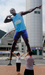 8일 대구스타디움 매표소 앞에 세계육상선수권대회 최고 스타인 우사인 볼트의 대형 조형물이 등장해 개막 열기가 달아오르고 있다. 볼트는 16일 입국해 100m 결승이 열리는 29일 밤 세계인의 이목을 대구로 이끌 예정이다. 우태욱기자 woo@msnet.co.kr