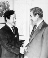 1989년 5월 31일 노태우 대통령과 김영삼 민주당 총재가 청와대에서 회담에 앞서 악수를 나누고 있다. 매일신문 자료사진
