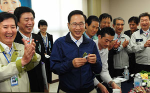 이명박 대통령이 대구스타디움 방문에 앞서 11일 오전 대구 성서산단 내 JVM에서 열린 지역경제 활성화를 위한 중소기업인 간담회에 참석해 중소기업인과 대화를 나누며 환하게 웃고 있다. 성일권기자 sungig@msnet.co.kr