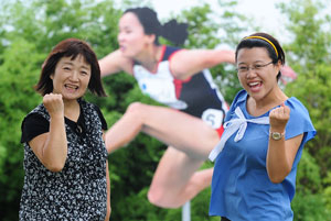 2011 대구 세계육상선수권대회 외국인 자원봉사자 일본인 오카모토 게이코(왼쪽) 씨와 중국인 한설평 씨가 성공 대회를 기원하며 파이팅을 외치고 있다. 성일권기자 sungig@msnet.co.kr