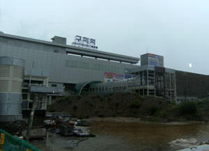 지난해 1월부터 불법 건축물로 전락한 구미역사에 대해 구미시가 이행강제금을 부과했지만, 건축주인 코레일 측이 이에 반발하면서 갈등을 빚고 있다. 구미