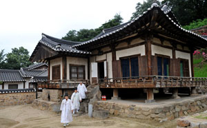 석주 이상룡의 고택인 임청각(안동시 법흥동) 군자정을 나서는 이석희(86) 이종남(81) 이동일(75