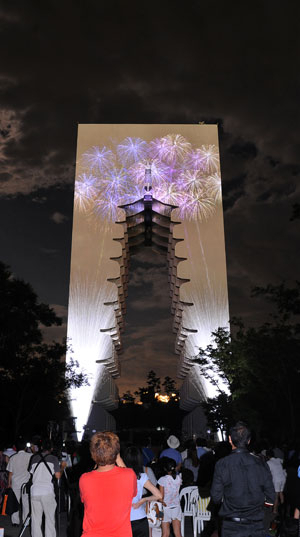 2011 경주세계문화엑스포가 12일 개막했다. 11일 시민들이 황룡사 9층 목탑을 음각화한 경주타워 앞에서 멀티미디어 쇼를 관람하고 있다. 정운철기자 woon@msnet.co.kr