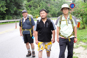 경남도의원 변형성(오른쪽), 영남대 교수 이중열(가운데), 백신종(왼쪽) 도의원 등 3명이 민생 탐방을 위해 배낭을 메고 두발로 길을 나서고 있다.(사진의 위치는 거창 근계정에서 마리 소곡으로 가는 도로)