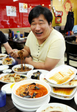 폭풍식욕의 최고 달인으로 주변에 정평이 나있는 김만태 씨의 넉넉한 모습이 주변에도 웃음을 선사한다.