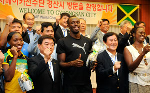 우사인 볼트가 입국 나흘 만에 공식 행사에 처음으로 모습을 드러냈다. 19일 오후 인터불고 경산CC 클럽하우스에서 경산시가 마련한 자메이카 선수단 환영 만찬에서 볼트가 최경환 국회의원 등과 기념촬영을 하고 있다. 우태욱기자 woo@msnet.co.kr