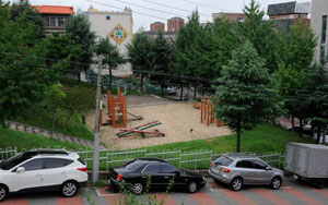대구 수성구청이 지역에서는 처음으로 주차민원이 많았던 대구 수성구 지산동 목련시장 인근 어린이공원에 공원을 살리면서 주차난도 해결할 수 있는 반지하식 복합형 주차장을 짓기로 해 눈길을 끌고 있다. 우태욱기자