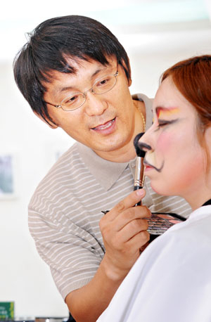 전용수 분장 디자이너는 분장은 바보가 아니어도 바보로 변신시키는 예술이라고 말했다. 정운철기자 woon@msnet.co.kr