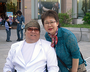 전신마비 장애인인 서상복 대구문화예술단 단장이 부인 김태희 씨와 함께 예술단의 공연을 지켜보고 있다.