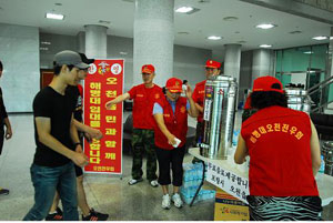 22일 해병대 교육훈련단에서 실시된 입영행사에서 포항오천해병대전우회 회원들과 가족들이 부대를 방문한 입영자들과 가족들에게 시원한 음료와 생수를 건네고 있다. 해병대 교육훈련단 제공