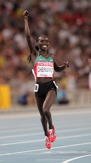 27일 오후 대구스타디움에서 열린 2011 대구 세계육상선수권대회 여자 10,000m 결선에서 우승한 케냐의 비비안 제프케모이 체리요트가 환호하고 있다. 정운철기자 woon@msnet.co.kr