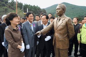 27일 청도군 청도읍 신도마을에서 열린 새마을운동 성역화사업 준공식에 참석한 박근혜 전 대표가 이날 제막된 박정희 전 대통령의 동상을 바라보며 활짝 웃고 있다.