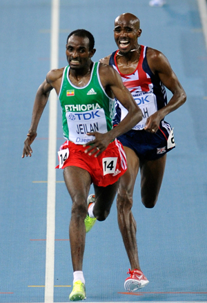 28일 대구세계육상대회 남자 10,000m 결선에서 에티오피아의 이브라힘 제일란(왼쪽)이 앞서 달리던 영국의 모하메드 파라를 간발의 차로 앞지르며 골인하고 있다. 우태욱기자 woo@msnet.co.kr