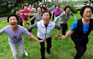 2011 대구 세계육상선수권대회 홍보 동영상을 유튜브에 올려 화제가 된 어르신들이 25일 오후 대구 동구노인복지회관에서 동영상의 한 장면을 다시 선보이고 있다. 성일권기자 sungig@msnet.co.kr