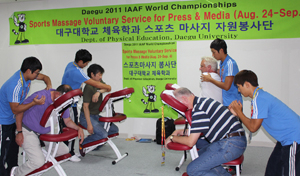 대구대 체육학과 학생들이 대구 세계육상선수권대회를 찾은 각국의 외신기자, 미디어 관계자들을 위해 스포츠마사지 봉사를 펼치고 있다.