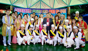 2009년 12월 결성된 스마일예술공연단봉사회는 병원 입원환자 및 어려운 어르신 등을 위한 공연 등 다양한 분야에 걸쳐 봉사하고 있다. 행사 후 단체 촬영 모습.