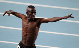 에제키엘 켐보이(케냐)가 1일 대구스타디움에서 열린 남자 3,000m 장애물 경기에서 1위로 골인한 후 춤을 추며 기쁨을 만끽하고 있다. 정운철기자 woon@msnet.co.kr