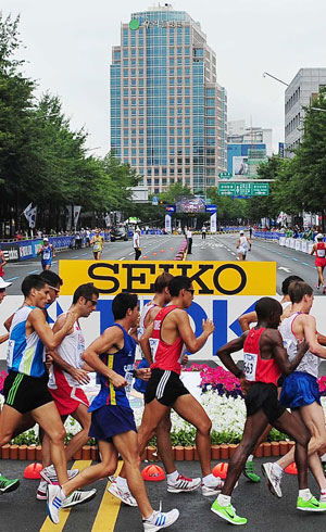 2011 세계육상선수권대회 경보와 마라톤 구간인 대구 중구 국채보상로 인근 기업, 병원, 가게 등이 방송화면에 자주 노출되면서 홍보 효과를 톡톡히 누리고 있다. 지난달 28일 남자 경보선수들이 우리들병원을 앞에 두고 레이스를 펼치고 있다. 우태욱기자