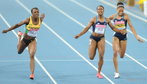 2일 열린 여자 200m 결선에서 베로니카 캠벨 브라운(왼쪽