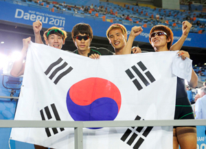 4일 오후 열린 남자 400m 계주 예선 경기에서 38초94로 한국신기록을 세운 계주 대표팀 선수들(여호수아