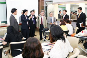 한국인 학생 채용을 위해 5일 대경대를 방문한 일본 벤처기업단 사장들이 전공 수업 현장을 참관하고 있다.