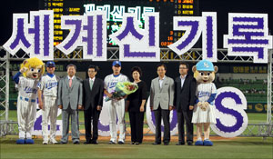 6일 대구시민야구장에서 오승환의 통산 200세이브 달성을 기념하는 시상식이 열렸다. 왼쪽부터 류중일 감독, 구본능 KBO 총재, 부친 오병옥 씨, 오승환, 모친 김형덕 씨, 김인 사장, 삼성전자 이영구 상무. 삼성 라이온즈 제공